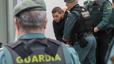 El juez envía a prisión a los seis detenidos por la  muerte de dos guardias civiles en Barbate