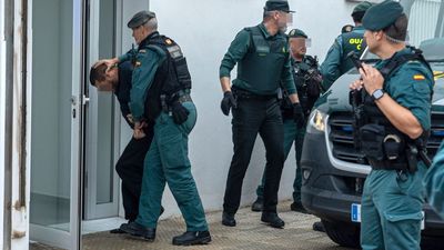Insultos y gritos de "asesinos" a los 8 detenidos por la muerte de los dos agentes de la Guardia Civil