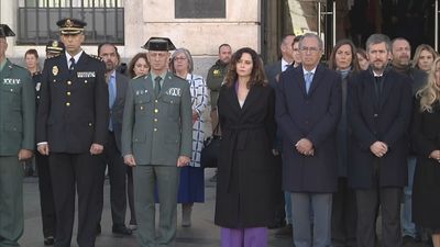 Minuto de silencio en Sol en honor a los dos guardias civiles asesinados en Barbate