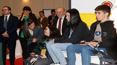 La reina Letizia visita un colegio de Fuenlabrada en el Día de Internet Segura