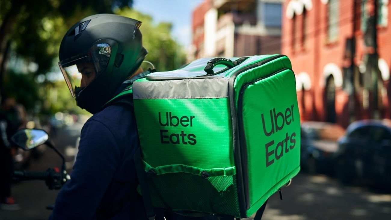 Un repartidor de Uber Eats en moto