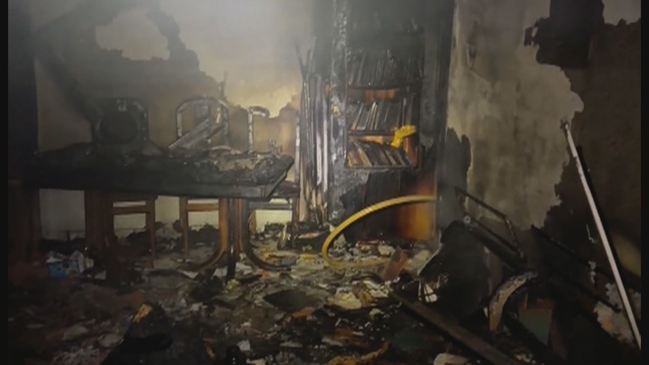 Tres heridos por inhalación de humo en un incendio que pudo ser provocado en un edificio de Alcalá