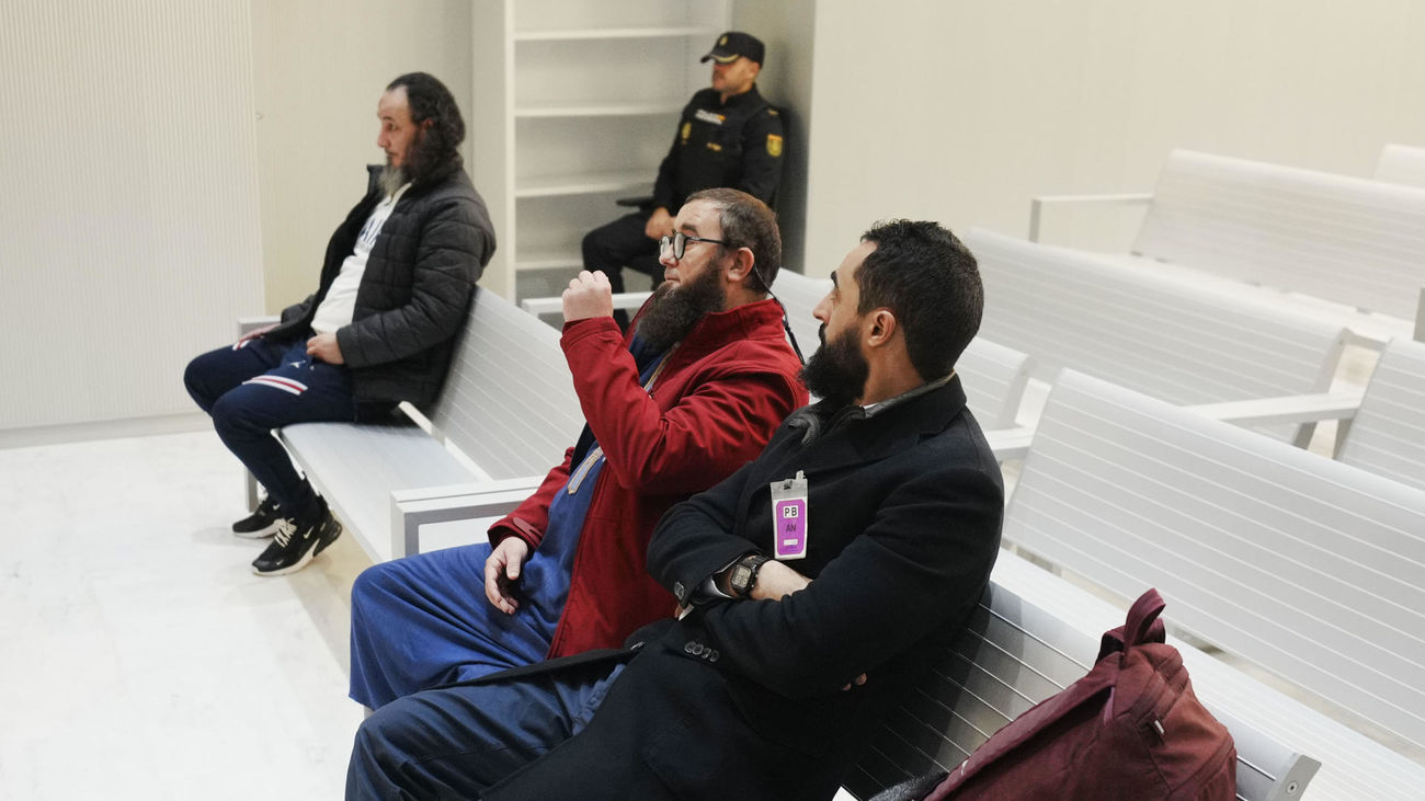 Mohamed El Gharbi, Karim Abdeselam Mohamed y Abdelah Abdeselam Ahmed se sientan en el banquillo de los acusados durante su juicio este lunes en la Audiencia Nacional