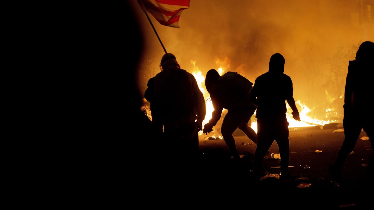 Manifestantes en los disturbio de  via Laietana en Barcelona