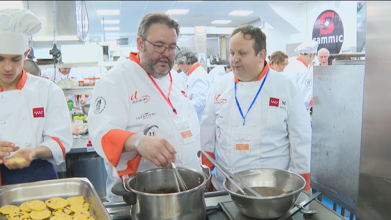 Productores, influencers y políticos se visten de cocineros  para crear la tapa más castiza en Tapasiona