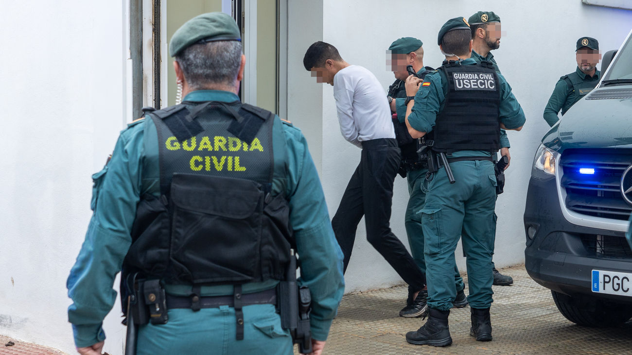 Uno de los detenidos llegan a los juzgados  en Barbate, Cádiz