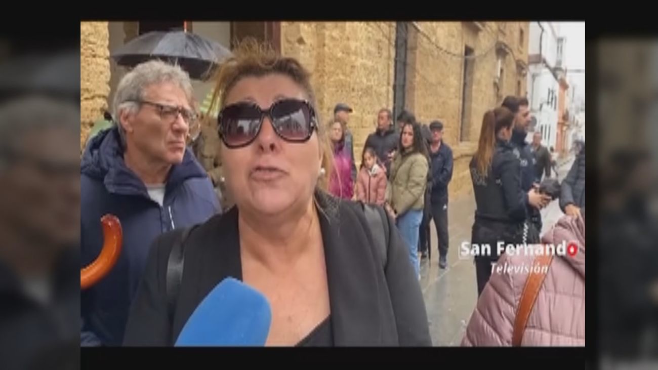 Tensión en el minuto de silencio de San Fernando por no haberse suspendido los carnavales ante la tragedia de Barbate