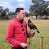 El emotivo reencuentro entre un águila y su dueño en Valdemorillo