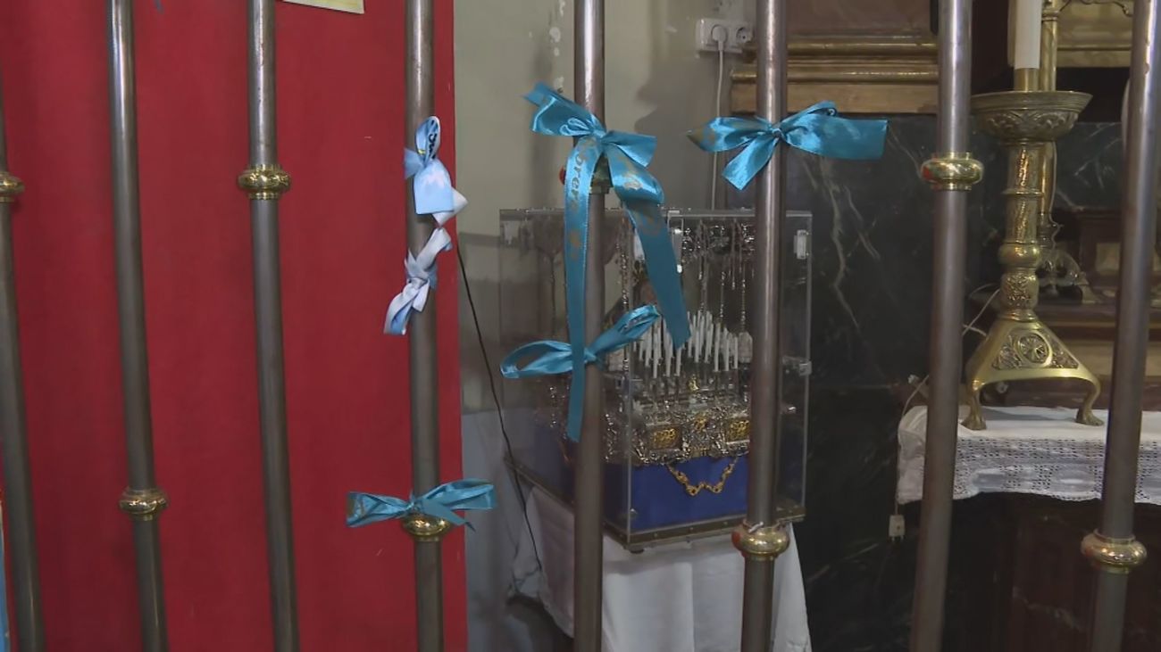 Las 'cintas del amor' de los madrileños ya custodian las reliquias de San Valentín en la Iglesia de San Antón