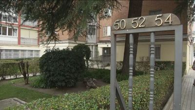 La familia de la madre y el hijo encontrados muertos en Aluche aseguran que la anciana murió primero