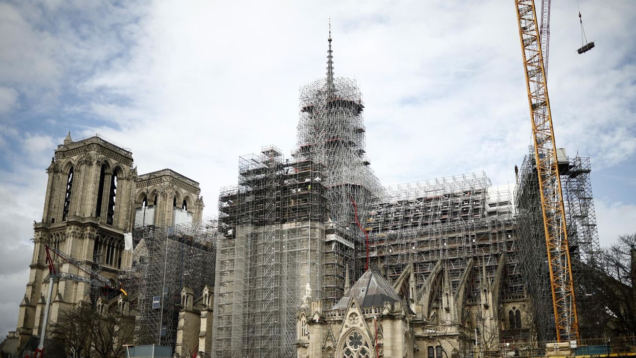 Retirada de los andamios que rodean la aguja de la catedral de París