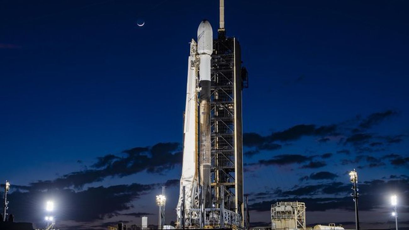 Cohete Falcon 9 de Space X con la sonda IM-1 en su interior, en la rampa de lanzamiento