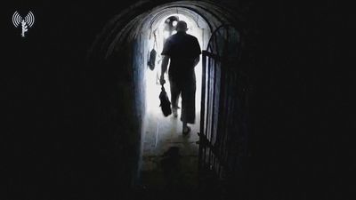 Israel difunde un vídeo de Yahya Sinwar, jefe de Hamas en un túnel en Gaza tres días después de los ataques