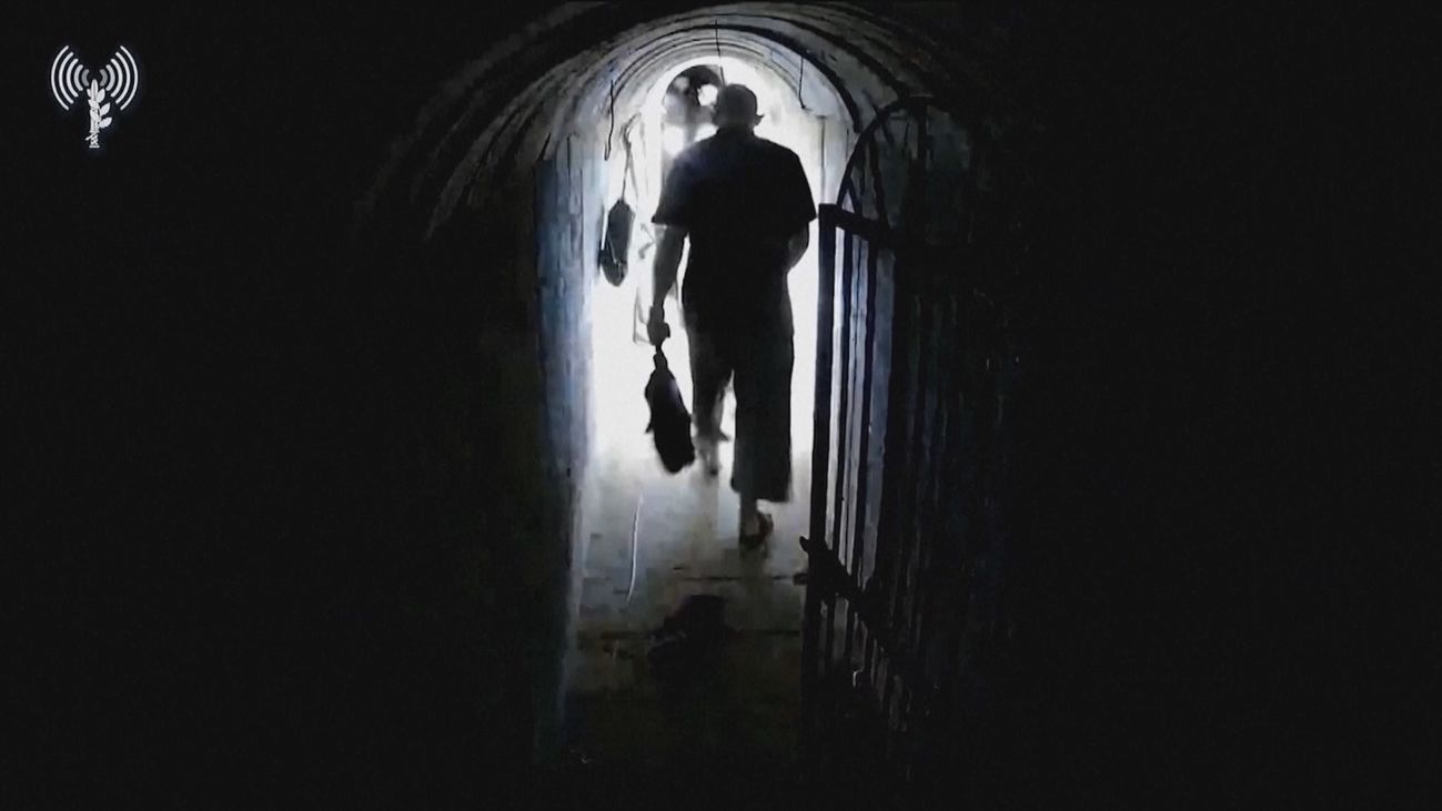 Israel difunde un vídeo de Yahya Sinwar, jefe de Hamas en un túnel en Gaza tres días después de los ataques