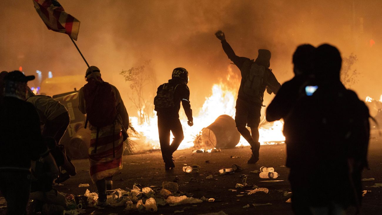 Disturbios en la plaza Urquinaona de Barcelona durante una manifestación contra la sentencia del proceso independentista