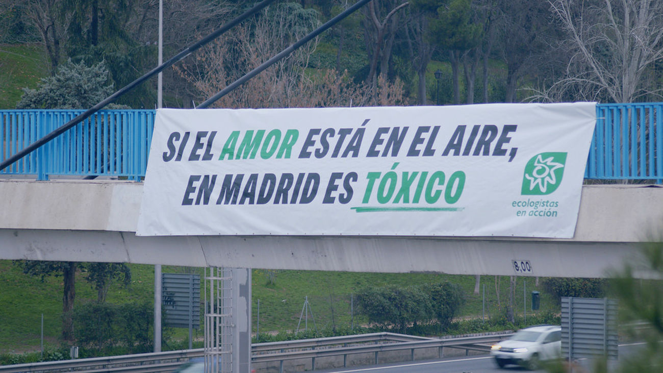 Cartel colgado este miércoles, Día de San Valentín, en la M-30