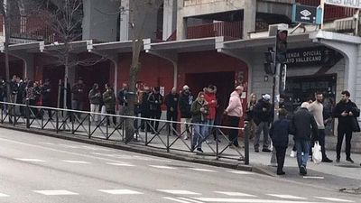 Largas colas en Vallecas para comprar entradas para la visita del Real Madrid