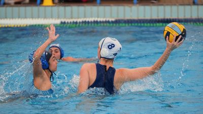 Los equipos madrileños de waterpolo rozan el pleno de victorias en las ligas nacionales