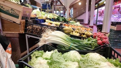 El Gobierno mantendrá la rebaja del IVA de los alimentos pero estudia si por tres o seis meses