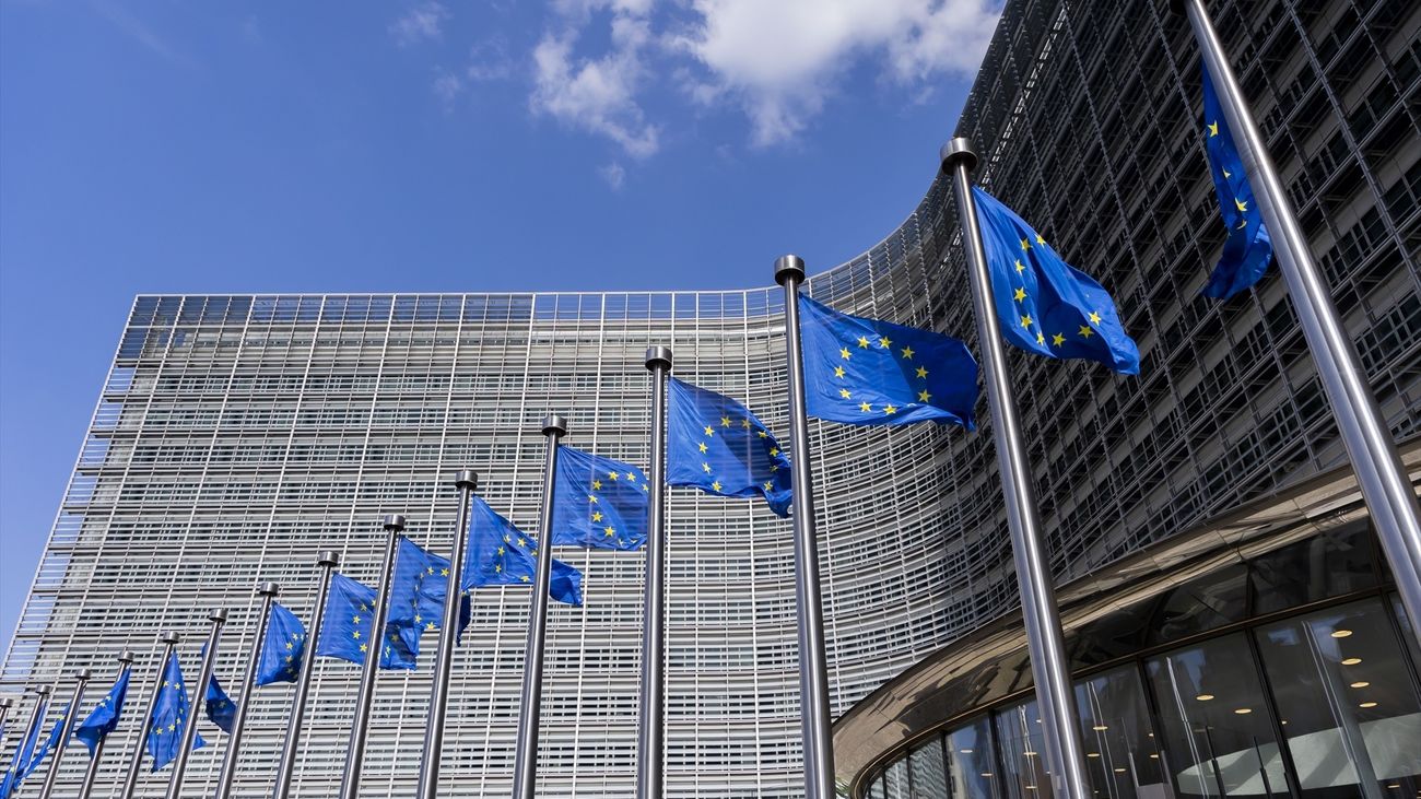 Banderas de la UE frente a la sede de la Comisión Europea