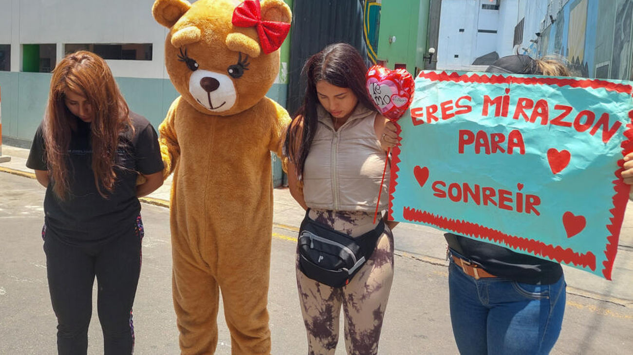 Policía disfrazado de oso detiene a dos narcos