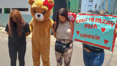 Un policía peruano se disfraza de oso para atrapar a un narcotraficante en el día de San Valentín