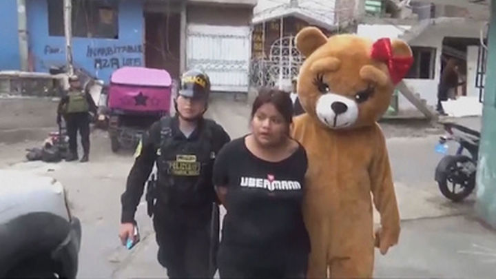 Policía disfrazado de oso detiene a dos narcos / TWITTER