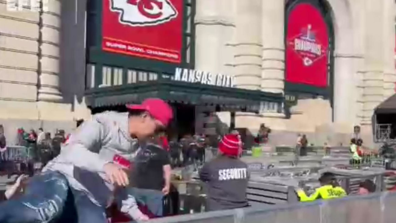 Un tiroteo durante el desfile de la Super Bowl en Kansas deja un muerto y más de 20 heridos