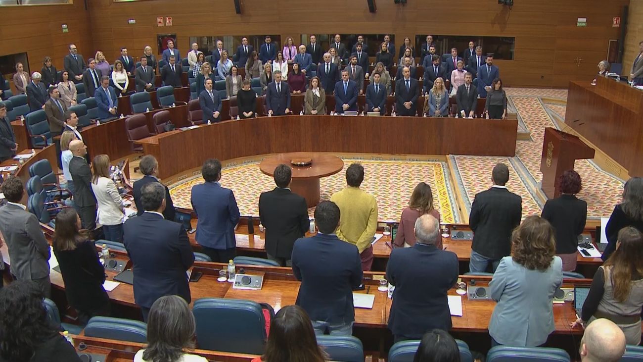 La Asamblea de Madrid guarda un minuto de silencio por los guardias civiles asesinados en Barbate