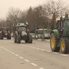 Agricultores y ganaderos siguen con sus cortes de carreteras y traerán sus tractores a Madrid