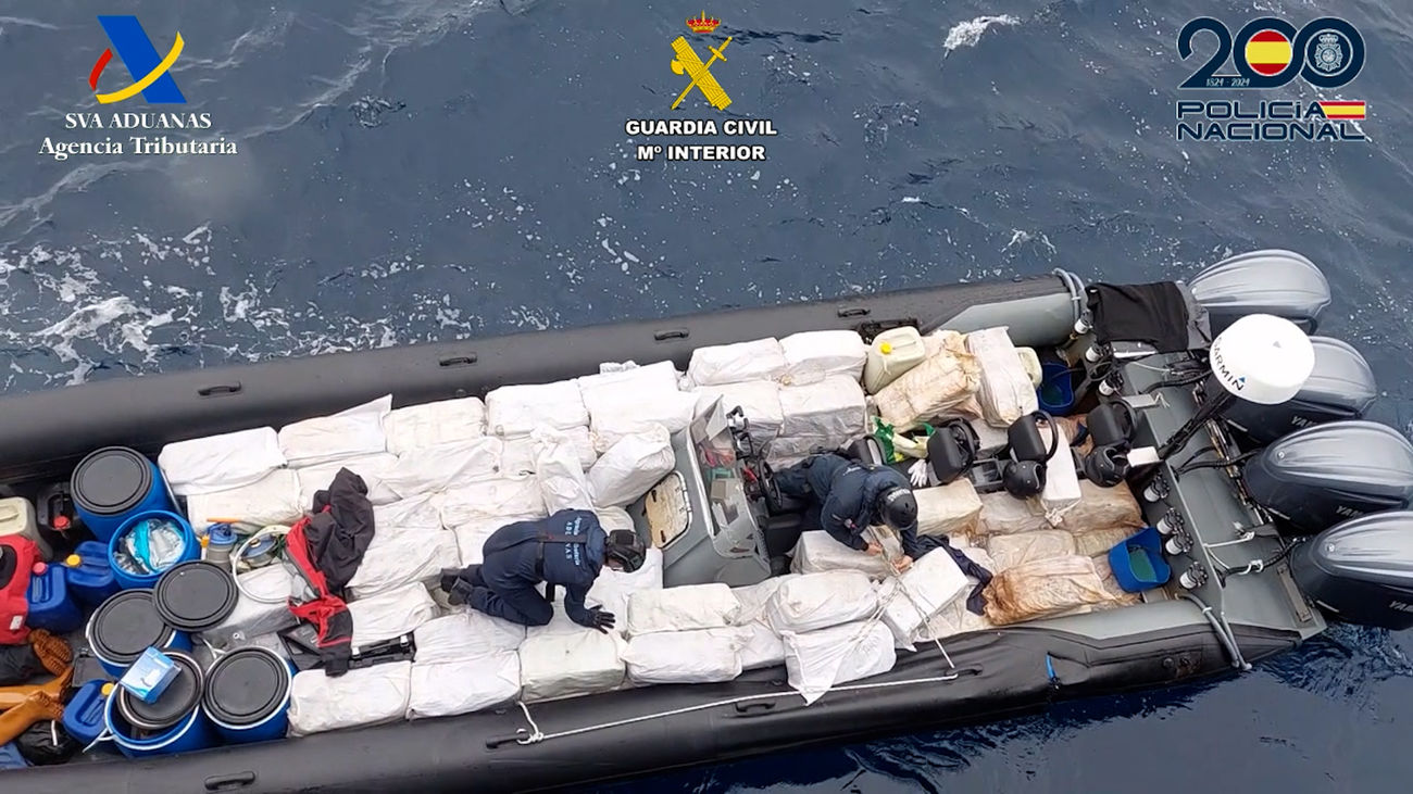 Fuerzas españolas abordan la narcolancha interceptada en aguas internacionales