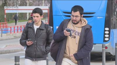 ¿Puedes estar un día sin móvil?, es el reto  de dos profesores de la Complutense