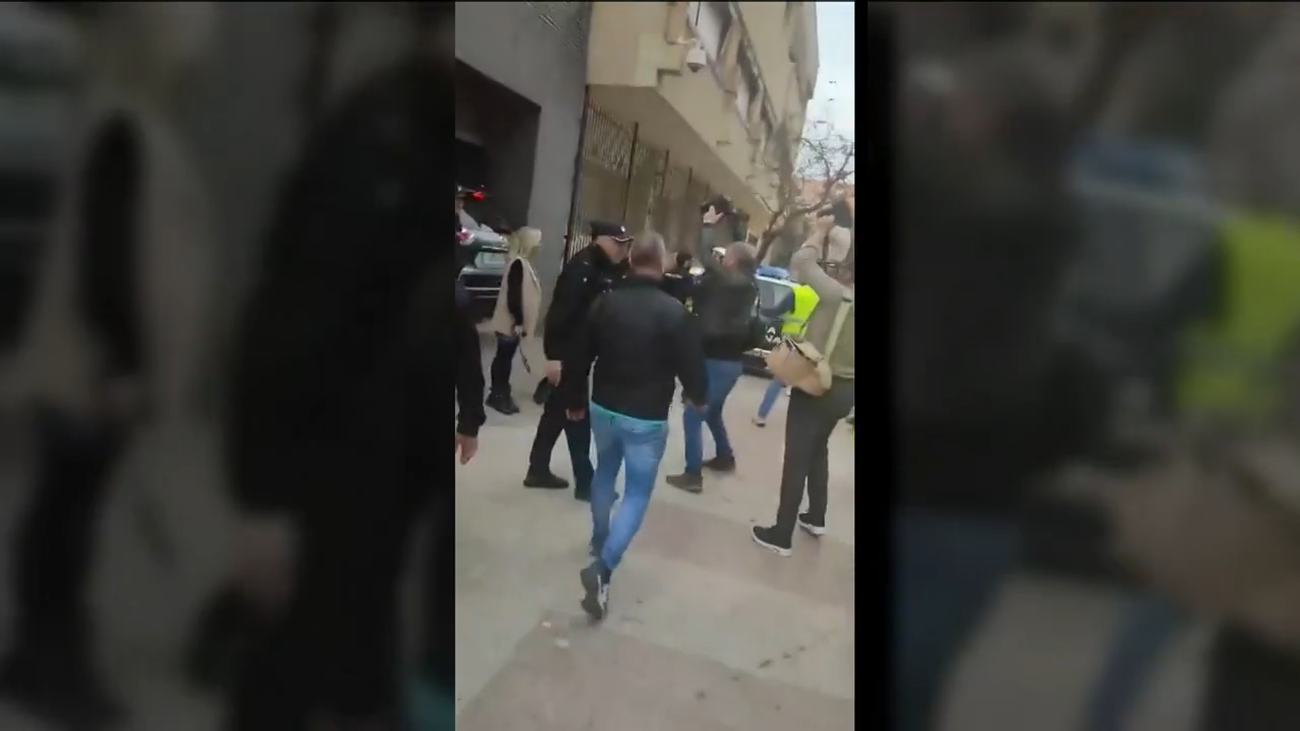 Agricultores zarandean el coche de López Miras a la salida de la Asamblea de Murcia