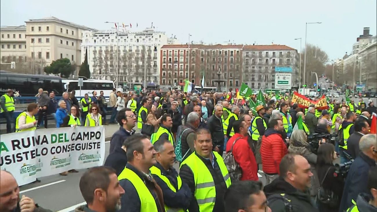 Protesta a las puerta de Agricultura antes de la reunión con el ministro Planas que se retrasa varias horas