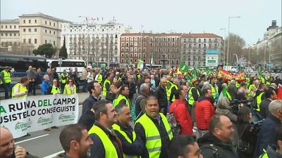 Protesta a las puerta de Agricultura antes de la reunión con el ministro Planas que se retrasa varias horas