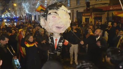 Archivan la causa sobre el muñeco de Sánchez apaleado en Ferraz