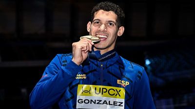 Hugo González, nadador de Rivas, ¡campeón del mundo en los 200 espalda!