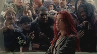 "Alguien que me abrace fuerte", lo que pide Dua Lipa en 'Training Seasons', el nuevo single con el que vuelve a triunfar