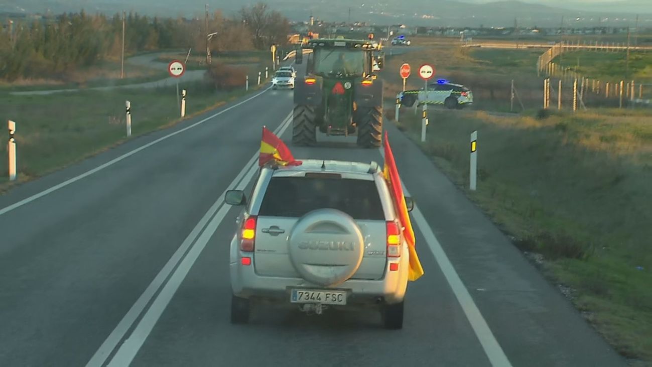 Los agricultores protestan con sus tractores por la M-600 en Brunete
