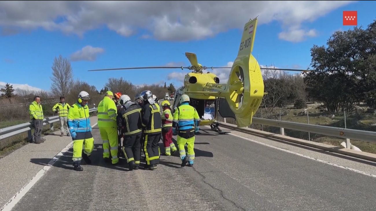 Tres heridos graves en La Cabrera al volcar el coche en el que viajaban en la A-1