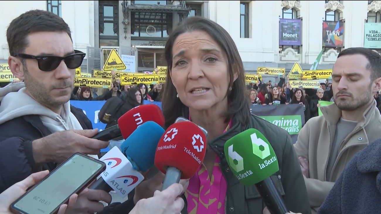 Protesta de asociaciones animalistas y  partidos de la oposición por la  mascletá de Madrid Rio