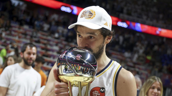 Sergio Llull besa la Copa del Rey / EFE