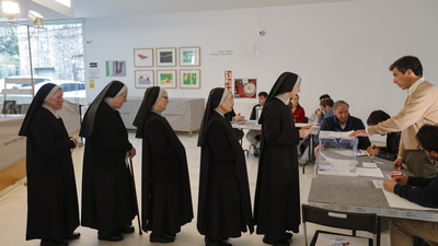 La participación en las elecciones de Galicia roza el 17% al mediodía