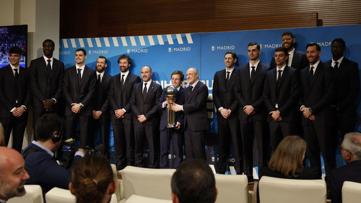 El Real Madrid e baloncesto, en el ayuntamiento / EFE