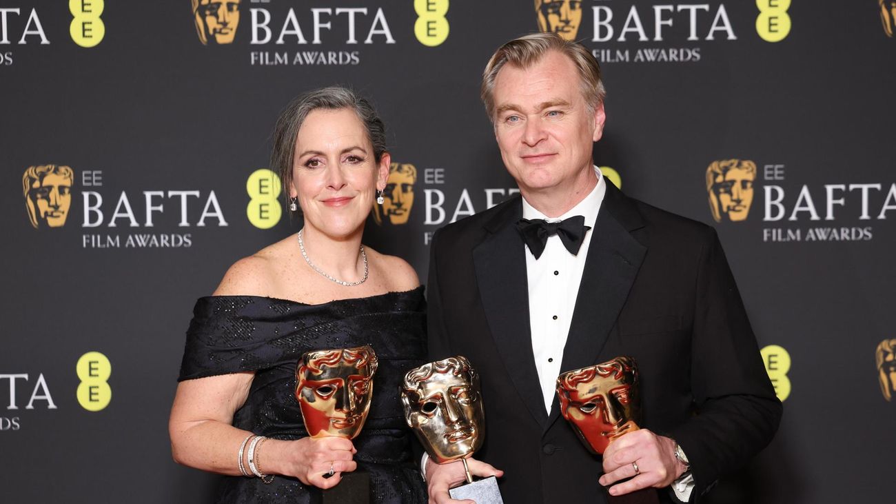 Christopher Nolan y Emma Thomas después de ganar los premios al mejor director y a la mejor película por 'Oppenheimer', en los premios BAFTA