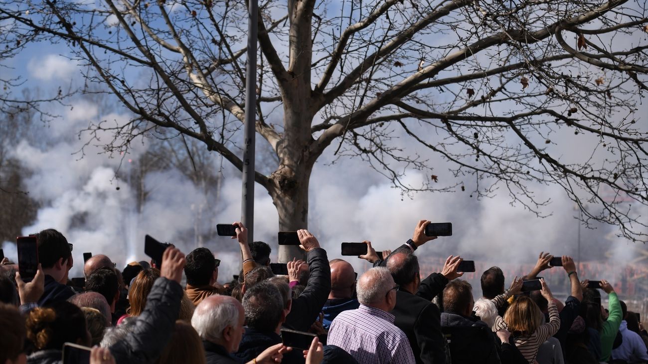 El público contemplando la mascletá