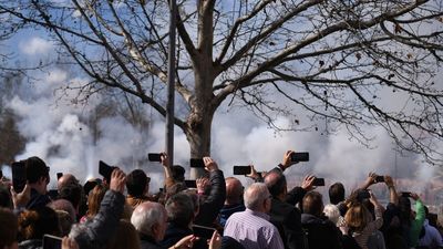 Ayuso sobre las críticas a la mascletá: "Debe ser que los patos en Valencia lo resisten todo y en Madrid, patas arriba"