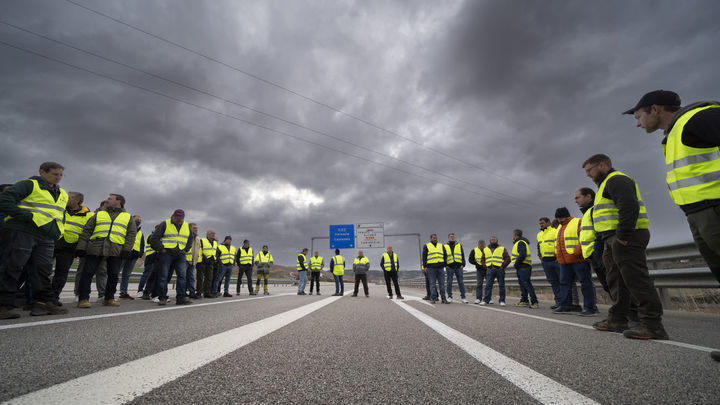 Los agricultores retoman los cortes en la A-23 a la altura de Teruel / EFE