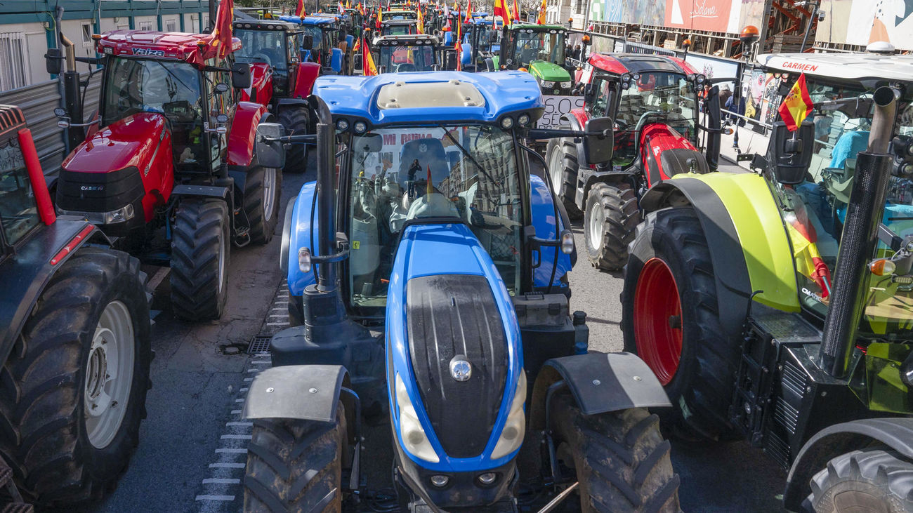 Tractores estacionados en una calle durante una protesta de agricultores