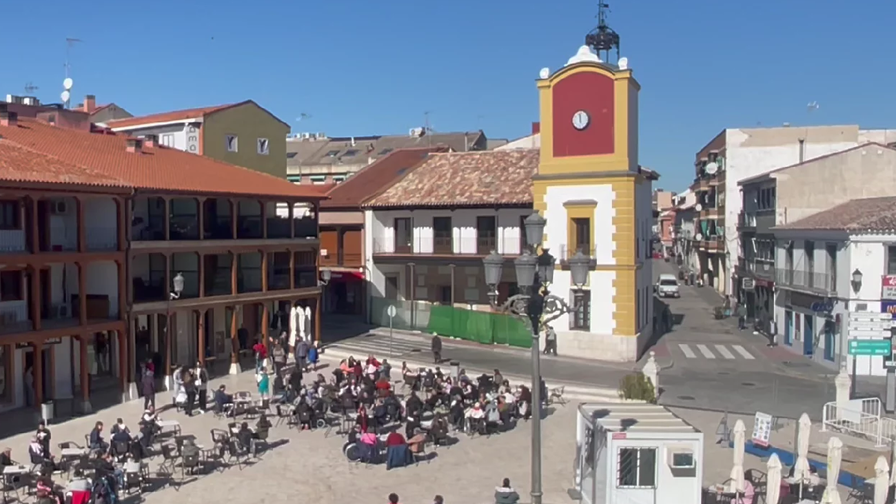 Plaza  de Ciempozuelos con el antiguo Ayuntamiento y la torre del reloj